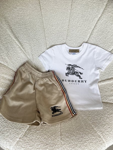 طقم ولادي بيربري