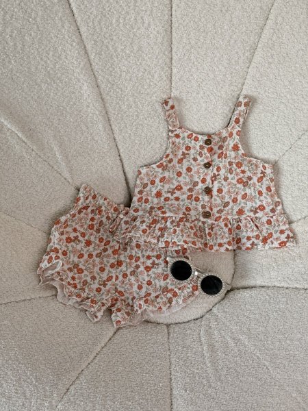 طقم بناتي مع نضارة 